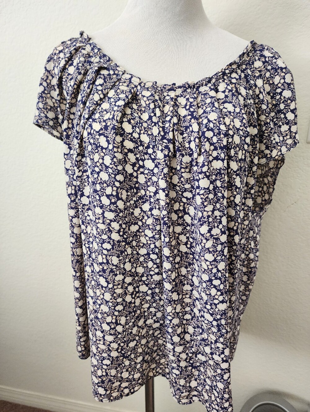 Women's Blue/voliet and Cream Floral Short-Sleeve Top